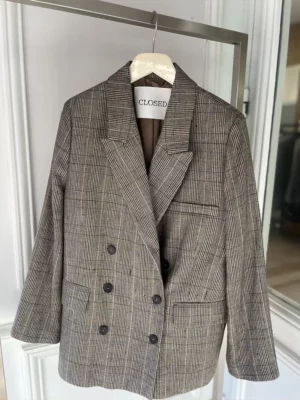 Veste vela – Closed (vue 4) — Les Boutiques First, Le Moulleau Arcachon